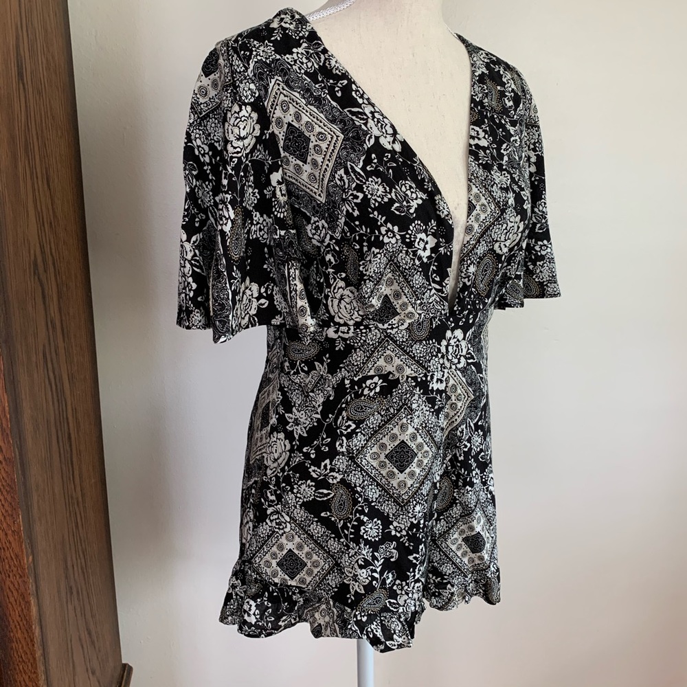 🌵Cute black & white floral romper, size small 🌵
